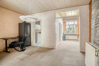 <br />In een rustige straat in Berchem bevindt zich deze te renoveren woning met een bewoonbare oppervlakte van ca. 139 m² en een mooie tuin.<br /><br />Dankzij de praktische indeling en de verschillende mogelijkheden biedt deze eigendom een uitstekende basis om een aangename thuis te creëren, volledig naar eigen smaak en wensen.<br /><br />Op het gelijkvloers vinden we de leef- en eetruimte, de keuken en de badkamer. De eerste verdieping omvat twee slaapkamers en een dressing, ideaal voor wie graag beschikt over extra ruimte en comfort.<br /><br />Een bijzondere troef is de zolderverdieping, die recent nieuw werd geïsoleerd. Deze ruimte biedt de mogelijkheid om een volwaardige derde slaapkamer te creëren.<br /><br />Achteraan geniet je van een mooie tuin, een aangename plek om tot rust te komen en buiten te genieten. In combinatie met de rustige ligging vormt dit een interessante opportuniteit voor wie op zoek is naar een woning met potentieel in Berchem.<br /><br />De woning beschikt over een EPC-label E en biedt mogelijkheden om bij verdere renovatiewerken ook de energieprestatie te verbeteren.