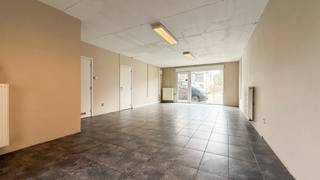 <p>Handelsruimte gelegen aan de Guido Gezellelaan 122 te Heusden-Zolder</p>
<p></p>
<p>Bent u op zoek naar een commerciële ruimte op een goed bereikbare locatie? Dan is deze handelsruimte aan de Guido Gezellelaan 122 in Heusden-Zolder zeker een bezoek waard.</p>
<p></p>
<p>Dankzij de gunstige ligging geniet het pand van een uitstekende zichtbaarheid en een vlotte bereikbaarheid voor klanten en leveranciers. De ruimte biedt tal van mogelijkheden voor diverse commerciële activiteiten, zoals een winkel, kantoor, praktijkruimte of dienstverlenende onderneming.</p>
<p></p>
<p>Pluspunten<br />- Centrale ligging in Heusden-Zolder<br />- Private parking<br />- Koer van meer dan 20m²<br />- Goede bereikbaarheid met ruime parkeermogelijkheden in de omgeving<br />- Geschikt voor diverse handels- en kantooractiviteiten<br />- Veel passage en goede zichtbaarheid<br />- Instapklaar of naar eigen wensen in te richten<br />- Kelder ter grootte van de winkel is optioneel bespreekbaar</p>
<p>Deze handelsruimte vormt een uitstekende opportuniteit voor ondernemers die hun zaak willen uitbouwen op een strategische locatie.</p>