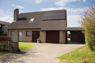 Ruime villa op gegeerde ligging te Loppem<br /><br />Ontdek deze charmante en lichtrijke gezinswoning met 4 slaapkamers, gelegen op een mooi perceel van 741 m². De woning bevindt zich in een rustige, doodlopende straat en geniet van een zeer gunstige ligging. Met een EPC-label D (302 kWh/m²) biedt deze woning bovendien een sterke basis voor verdere optimalisatie.<br /><br />Bij het betreden van de woning komt u binnen in een ruime inkomhal met vestiaire en een apart gastentoilet. Verder wordt u verwelkomd in de leefruimte die baadt in natuurlijk licht dankzij de grote raampartijen. De gezellige woonkamer met salon en pelletkachel vormt de ideale plek om tot rust te komen. De functioneel ingerichte keuken biedt alle nodige comfort en ruimte voor het dagelijkse gezinsleven. Aansluitend vindt u een aparte wasruimte met een afzonderlijke doucheruimte.<br /><br />Op de bovenverdieping bevinden zich vier volwaardige slaapkamers, elk met voldoende ruimte en mogelijkheden, evenals een badkamer uitgerust met een comfortabel ligbad. Daarnaast beschikt de woning over een ruime zolder.<br /><br />Ook buiten heeft deze woning heel wat te bieden. De ruime, zuidgerichte tuin is een echte troef en perfect om te genieten van zonnige dagen. Voor kinderen is er volop speelplezier dankzij het aanwezige speelhuisje en de schommel. Door de rustige, doodlopende straat is dit een waar speelparadijs. Het zonnige terras zonder inkijk nodigt uit tot ontspannen momenten in alle rust.<br /><br />Praktisch comfort is verzekerd met een carport, garage en een ruime oprit met plaats voor meerdere wagens. Bovendien zorgen de warmtepomp en 16 zonnepanelen voor een lagere energiefactuur. De pelletkachel zorgt bij koudere dagen voor een gezellige warmte.<br /><br />Kortom, een ideale gezinswoning met veel potentieel, op een rustige en aangename locatie.<br /><br />Deze woning wordt te koop aangeboden door de eigenaars. Makelaars en bouwfirma's gelieve zich te onthouden.<br /><br />Plan een bezoek in via +32498134741