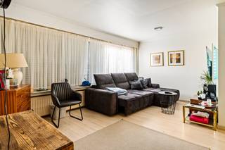 Op een toplocatie in het hart van Mechelen bevindt zich dit 1 slaapkamer appartement met bovengrondse staanplaats. Het appartementsgebouw bevindt zich nabij het nieuwe Tinelpark, de bibliotheek Het Predikheren en het Museum Kazerne Dossin. Het bruisende centrum van Mechelen met zijn cultuuraanbod, stadsbioscoop, horeca en scholen liggen op wandelafstand. Tevens geniet u van een uitstekende bereikbaarheid vlakbij belangrijke invalswegen zoals de E19, wat de ligging extra aantrekkelijk maakt. <br /><br />Het appartement bevindt zich op het gelijkvloers. We betreden het appartement via de inkomhal met vestiairekast. De leefruimte geniet van veel lichtinval door de grote raampartijen. Deze kan u inrichten met een gezellige zithoek en een aparte eetplaats. Aansluitend vindt u de keuken, voorzien van de voornaamste toestellen. Verder beschikt u over een slaapkamer en de badkamer, uitgerust met een ligbad, lavabo en toilet. De aansluitingen voor uw wasmachine en droogkast zijn tevens aanwezig. Verder geniet u hier nog van een aparte kelderberging en een gemeenschappelijke tuin waar u steeds in alle rust kan genieten van het mooie weer. De bovengrondse staanplaats is verplicht bij aan te kopen aan €20.000.<br /><br />Dit is een uitstekende opportuniteit indien u op zoek bent naar een 1 slaapkamer appartement met staanplaats op een centrale ligging in Mechelen. Contacteer ons vrijblijvend via 0480 66 14 77 of bezoek www.boonstravastgoed.be voor meer informatie.<br /><br />Bijzonderheden:<br />- 1 Slaapkamer<br />- Bovengrondse staanplaats<br />- Centrale ligging in hartje Mechelen