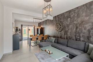 <p><span>Sint-Truiden: Charmante ruime woning met 5 slaapkamers en een enorm potentieel</span></p><p><span> </span></p><p><span>Deze aangename woning werd doorheen de jaren zeer goed onderhouden en recent gerenoveerd waardoor ook energetisch een zeer mooi resultaat behaald werd. </span></p><p><span>De woning is gelegen in het groene Sint-Truiden met faciliteiten in de nabije omgeving. </span></p><p><span>Deze woning omvat een aangename inkomhal met gastentoilet. Via de inkomhal kom je binnen in een gezellige en lichtrijke woonkamer met eetkamer en aansluitende de vernieuwde keuken met berging met wasaansluitingen. </span></p><p><span>Er is toegang tot de tuin met terras via de eetplaats en keuken.</span></p><p><span> </span></p><p><span>De eerste verdieping omvat 3 slaapkamers en een eerste badkamer. De zolderverdieping is te betreden via een vaste trap en werd volledig ingericht met 2 extra slaapkamers en een badkamer met douche en toilet. </span></p><p><span> </span></p><p><span>Naast de woning bevindt zich een zeer ruime atelier ruimte en bijkomend ook nog een afgesloten garage. Atelier met bovenverdieping en garage biedt een enorm potentieel naar uitbreiding en/of zelfstandige activiteit.</span></p><p><span> </span></p><p><span>De tuinzone is aangenaam en onderhoudsvriendelijk ingericht en biedt de nodige privacy. Door het halfopen karakter van de woning is er eveneens een doorgang naast de woning om met een wagen aan het bijgebouw te geraken.</span></p><p><span> </span></p><p><span>Woning is asbestveilig en heeft een conforme elektriciteitskeuring.</span></p><p><span> </span></p><p><span>Bent u op zoek naar een goed gerenoveerde instapklare woning in het mooie Sint-Truiden? Zoek niet verder en maak vandaag nog een afspraak! </span></p><p><span> </span></p>