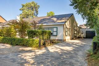 Deze gelijkvloerse woning uit 1974 is rustig gelegen in een doodlopende straat, op een mooi perceel van 585 m² aan de rand van het bos.<br /><br />Via de inkomhal met gastentoilet en vestiaire komt u in de ruime leefruimte. Vooraan bevindt zich de gezellige woonkamer, die achteraan overgaat in de eetkamer met open keuken. De woning beschikt verder over 2 slaapkamers en een badkamer met ligbad.<br /><br />Aan de achterzijde zorgt de ruime veranda voor een aangename extra leefruimte met zicht op het terras en de groene tuin. Aansluitend bevindt zich nog een praktische wasplaats met extra douche.<br /><br />Naast de woning beschikt u over een garage van 22 m² met automatische poort. Ook in de tuin is er heel wat extra bergruimte dankzij de ruime tuinberging. Verder is er momenteel een volière aanwezig.<br /><br />De woning ligt in een bijzonder rustige en groene woonomgeving in Halle-Zoersel. Het dorpscentrum van Halle bevindt zich vlakbij, met winkels, scholen, horeca en openbaar vervoer binnen handbereik. Tegelijk geniet u hier volop van de omliggende natuur en de vele wandel- en fietsmogelijkheden.<br /><br />Dankzij de vlotte verbindingen richting Zoersel, Schilde en Antwerpen combineert deze locatie rust, groen en privacy met een uitstekende bereikbaarheid.