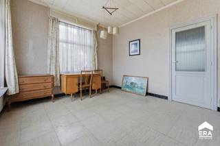 <p><strong>Over de woning:</strong><br />Deze halfopen woning in Roeselare biedt een uitstekende opportuniteit voor investeerders of handige renovatoren die op zoek zijn naar een project met potentieel. Met een bewoonbare oppervlakte van 147 m² en een perceel van 141 m² kan je hier een eigentijdse en comfortabele woning creëren volledig naar eigen smaak. De woning dateert van 1934 en dient grondig gerenoveerd te worden, maar vormt net daardoor de ideale basis om er iets moois van te maken.</p>

<p><strong>Locatie en Omgeving:</strong><br />Gelegen in een centrale omgeving in Roeselare, bevindt deze woning zich op wandelafstand van scholen, openbaar vervoer en het treinstation. Dankzij de vlotte verbinding met belangrijke invalswegen geniet je hier van een goede bereikbaarheid. Winkels en andere voorzieningen zijn eveneens in de nabije omgeving aanwezig.</p>

<p><strong>Indeling van de Woning:</strong><br />De woning beschikt over een inkomhal, leefruimte, keuken, badkamer en drie slaapkamers. Daarnaast is er een zolder aanwezig die bijkomende mogelijkheden biedt, bijvoorbeeld voor extra kamers of bergruimte. De huidige indeling kan volledig herbekeken worden in functie van een moderne renovatie.</p>

<p><strong>Energiezuinigheid:</strong><br />Met een EPC-score van 601 kWh/m² (label F) is een energetische renovatie noodzakelijk. Dit biedt echter de kans om de woning volledig futureproof en energiezuinig te maken volgens de hedendaagse normen.</p>

<p><strong>Troeven van deze woning:</strong></p>

<ul><li>Interessant voor investeerders</li><li>Halfopen bebouwing</li><li>147 m² bewoonbare oppervlakte</li><li>Centrale ligging nabij station en voorzieningen</li><li>Volledig naar eigen smaak te renoveren</li><li>Veel potentieel en uitbreidingsmogelijkheden</li></ul>