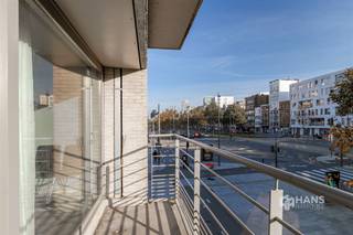 <p><span>Cet appartement prêt à emménager se trouve à deux pas du quartier animé de l'Eilandje et du centre-ville historique. Grâce à son emplacement en angle, vous profiterez d’une lumière naturelle abondante et d’une vue dégagée et panoramique sur les environs. Avec un arrêt de bus et de tramway juste devant la porte, c’est en outre un point de départ idéal pour ceux qui souhaitent se déplacer facilement en transports en commun.</span></p><p><span> </span></p><p><span>L'appartement fait partie d'un immeuble bien entretenu datant de 2009 et comptant au total six étages. Les charges s'élèvent à environ €100 par mois et les compteurs de gaz, d'eau et d'électricité sont individuels. Avec une chaudière à condensation rénovée et un bon score EPC (B), vous bénéficiez ici d'une bonne efficacité énergétique. </span></p><p><span> </span></p><p><span>La porte de sécurité donne accès au hall d’entrée. Un couloir central relie toutes les pièces de l’appartement. La première chambre de 15 m² dispose d’une salle de bains attenante de 4 m², équipée d’une baignoire/douche et d’un lavabo. En face de la deuxième chambre (11 m²), on trouve une salle de douche séparée. Les toilettes sont indépendantes. Au bout du couloir, on accède au salon lumineux avec cuisine ouverte entièrement équipée, qui, ensemble, offrent une surface généreuse de pas moins de 44 m². Une porte coulissante donne accès à la terrasse orientée à l'est (5 m²), d'où vous pourrez profiter d'une vue dégagée sur les De Leien.</span></p><p><span> </span></p><p><span>Enfin, l'appartement dispose également d'un débarras/buanderie pratique. Une place de parking souterraine est disponible en option au prix de €25 000.</span></p><p><span> </span></p><p><span>Vous recherchez un appartement spacieux au cœur d’Anvers ? Ne manquez pas cette opportunité ! </span></p><p><span> </span></p><p><span>Surface habitable : 104 m² (réf. : surface brute au sol, certificat PEB). Pour plus d’informations ou une estimation gratuite, rendez-vous sur www.hansimmo.be</span></p><p><span> </span></p>