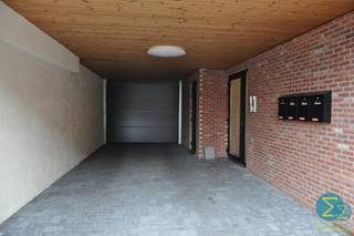 Instapklaar 1-slaapkamer appartement met groot terras (12m²).Via de inkomhal komt u in de lichtrijke woonkamer met open keuken. De keuken is volledig...