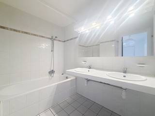 <strong>AUDERGHEM</strong>, right in the heart of the town, on the square, close to shops, restaurants and public transport, on the top floor you’ll find a spacious two-bedroom flat with a living area of ±110m². It comprises a spacious entrance hall, a living room, a fully fitted kitchen, a bathroom with a double washbasin, a hallway leading to the bedrooms, a separate toilet, two bedrooms (±27 and ±17 m²), a cellar and a garage box. Energy Performance Certificate (EPC): E – 52 kg CO₂/(m², year).<br /><br />
<p><u><strong>5th floor:</strong></u></p>
<ul>
<li>Entrance hall with cupboards</li>
<li>Living room ± 33m²</li>
<li>Fully fitted kitchen (oven, hob, extractor hood, fridge, freezer, dishwasher, microwave</li>
<li>Laundry room with connections for washing machine and tumble dryer</li>
<li>Bedroom wing</li>
<li>Separate toilet leading to a utility room</li>
<li>Bedroom 1: ± 27m² (3.8 x 3.1 m) with fitted wardrobe</li>
<li>Bedroom 2: ± 17m² (3.3 x 5 m) with fitted wardrobe</li>
<li>Bathroom with double washbasins</li>
</ul>
<p>Cellar No. 19</p>
<p>Garage space No. 6 for an additional €100/month – MANDATORY</p>
<p>Provision for service charges and water: €100</p>
<p>Available immediately.</p>