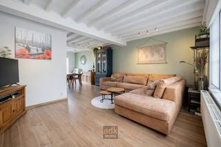 <p><strong>Bel-etagewoning met zonnige tuin op topligging nabij Brugse binnenstad</strong></p>
<p>Op een bijzonder gegeerde locatie, vlakbij de historische binnenstad van <span><span>Brugge</span></span>, treffen we deze verzorgde bel-etagewoning met een uitzonderlijk grote en aangename tuin – een zeldzaamheid in deze omgeving.</p>
<p>De woning is gelegen in de Dampoortstraat, een strategische uitvalsbasis met vlotte verbinding naar het centrum, winkels, scholen en openbaar vervoer. Hier woont u rustig, maar toch op wandel- en fietsafstand van alles wat de stad te bieden heeft.</p>
<p>Indeling:<br />Bij het betreden van de woning komt u terecht in de inkomhal die toegang biedt tot de garage/opbergruimte en de tuin. Op de eerste verdieping bevindt zich de lichtrijke leefruimte en eetruime en open keuken, waar grote raampartijen zorgen voor een aangename lichtinval. Aansluitend vinden we de keuken met zicht op de tuibn.</p>
<p>Op de bovenverdieping bevinden zich 3 slaapkamers en een badkamer.</p>
<p><strong>Absolute troef</strong> van deze eigendom is zonder twijfel de diepe, zonnige tuin – ideaal voor wie houdt van rust, privacy en buitenleven in een stedelijke context.</p>
<p>Extra kenmerken:</p>
<ul>
<li>Bel-etagewoning met praktische indeling</li>
<li>Grote tuin met veel potentieel</li>
<li>Centrale ligging nabij Brugge centrum</li>
<li>Ideaal als gezinswoning of investering</li>
</ul>
<p>Bent u op zoek naar een woning met buitenruimte én een uitstekende ligging? Dan is dit pand absoluut een bezoek waard.</p>