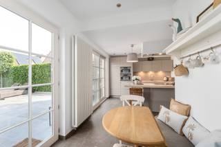 Deze ruime en verzorgde gezinswoning is gelegen in de populaire woonwijk Heulebrug in Knokke-Heist. Deze kindvriendelijke en rustige buurt staat bekend om haar aangename woonomgeving, vele groenzones en uitstekende bereikbaarheid. Hier woont U in een verkeersluwe omgeving met alle voorzieningen, scholen, winkels en openbaar vervoer binnen handbereik.<br /><br />De woning beschikt over een praktische garage, een voortuin en een gezellige achtertuin waar U in alle rust kunt genieten van het buitenleven. Dankzij de energiezuinige condensatieketel op gas geniet U bovendien van een efficiënte en comfortabele verwarming.<br />De woning werd zeer recent volledig geschilderd (inclusief deuren), wat het geheel extra aantrekkelijk maakt.<br /><br />Met haar doordachte indeling, ruime leefruimtes en drie volwaardige slaapkamers vormt deze woning de ideale thuisbasis voor gezinnen die op zoek zijn naar ruimte, comfort en een uitstekende ligging in Knokke-Heist.<br /><br />Indeling<br /><br />Gelijkvloers:<br />- Inkomhal,<br />- Apart gastentoilet,<br />- Ruime leefruimte met gezellige zithoek voorzien van sfeervolle gashaard,<br />- Open keuken voorzien van alle toestellen,<br />- Lichtrijke eetruimte met aangenaam zicht op de tuin,<br />- Garage,<br />- Voor- en achtertuin,<br /><br />Eerste verdieping<br />- Nachthal,<br />- Apart toilet,<br />- Slaapkamer 1 met mooie dressing en ensuite badkamer voorzien van wellnessbad, douche &amp; wastafel,<br />- Zeer praktische, ruime wasplaats,<br /><br />Tweede verdieping<br />- Hal,<br />- Slaapkamer 2,<br />- Slaapkamer 3,<br />- Tweede badkamer,<br /><br />Troeven:<br />- Gelegen in de gegeerde woonwijk Heulebrug,<br />- Rustige en kindvriendelijke omgeving,<br />- Veel groen in de directe omgeving,<br />- Garage aanwezig,<br />- Uitstekende ligging nabij het centrum van Knokke-Heist,<br /><br />Bent U op zoek naar een ruime en instapklare gezinswoning in een rustige, groene en kindvriendelijke omgeving? Neem dan contact op voor meer informatie of een bezoek ter plaatse.