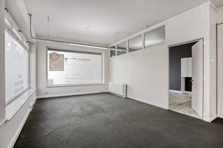 Ontdek dit interessante bedrijfsvastgoed, bestaande uit een commercieel kantoor met een aanpalende studio (totale oppervlakte 132 m²), ideaal...