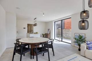 <span><span>Bent u op zoek naar een comfortabel en instapklaar appartement met een ruime tuin? Dan is dit prachtige gelijkvloerse appartement precies wat u zoekt!<br /><br />Via de inkomhal bereikt u de lichtrijke leefruimte, die dankzij de grote raampartijen een aangename verbinding vormt met het zonnige terras en de privatieve tuin van maar liefst 61 m². De volledig uitgeruste open keuken met kookeiland is voorzien van alle moderne comfort, waaronder een vitrokeramische kookplaat, dampkap, combi-oven, vaatwasser, ingebouwde koelkast en spoelbak.<br /><br />Daarnaast beschikt het appartement over een apart gastentoilet, een praktische berging met aansluitingen voor een wasmachine en droogkast, een stijlvolle badkamer met dubbele wastafel en inloopdouche, en twee ruime slaapkamers.<br /><br /><u>Troeven:</u></span></span>
<ul>
<li><span><span>Zongerichte privatieve tuin van 61 m² met terras;</span></span></li>
<li><span><span>Ruime en lichtrijke leefruimte;</span></span></li>
<li><span><span>Volledig ingerichte keuken met kookeiland;</span></span></li>
<li><span><span>Praktische berging en apart gastentoilet;</span></span></li>
<li><span><span>Eigen regenwaterput;</span></span></li>
<li><span><span>Mogelijkheid tot bijhuren van een garagebox.</span></span></li>
</ul>
<span><span>Huurprijs exclusief garage en gemeenschappelijke kosten (syndic).<br />EPB/EPC bouw nog te finaliseren. E-PEIL 6.<br /><br />Dit appartement biedt een ideale combinatie van ruimte, comfort en energiezuinig wonen, perfect voor wie op zoek is naar een rustige en kwalitatieve thuis.<br />Interesse? Neem vandaag nog contact met ons op voor meer informatie of om een bezoek in te plannen. Wij helpen u graag verder!</span></span>