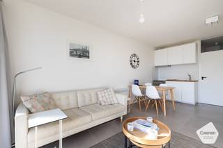 Dit <strong>moderne</strong> appartement bevindt zich vlakbij de bruisende winkelstraat en de Zeedijk van Nieuwpoort-Bad.<br />Het appartement onderging een <strong>renovatie</strong> waardoor u zonder zorgen kunt genieten van uw vakantie aan zee.<br /><br />De indeling is als volgt:
<ul>
<li>Inkomhal met praktische kasten;</li>
<li><strong>Vernieuwde badkamer</strong> met toilet, wastafel en douche;</li>
<li>Open, <strong>volledig</strong> <strong>geïnstalleerde</strong> keuken met alle hedendaagse voorzieningen;</li>
<li>Gezellige leefruimte met groot schuifraam naar het terras;</li>
<li>Terras met <strong>zijdelings</strong> <strong>zeezicht</strong> en zicht op de villawijk;</li>
<li>Slaapkamer afgesloten met mooie stalen deur;</li>
<li><strong>Extra</strong> <strong>slaaphoek</strong> met stapelbed;</li>
</ul>
Extra troeven:
<ul>
<li>Volledig gerenoveerd en bijgevolg <strong>instapklaar</strong>;</li>
<li>Gunstig <strong>EPC</strong> - <strong>label</strong> <strong>B</strong>;</li>
</ul>
<br />Benieuwd? Aarzel niet en contacteer ons voor een bezoek ter plaatse.<br /><br />