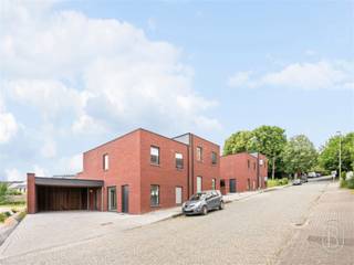 <article><div><div><div><div><div><div><p><strong>Ontdek dit kleinschalig project van 4 energiezuinige woningen waar comfort, kwaliteit en toekomstgericht wonen centraal staan.</strong></p><p>Deze <strong>moderne BEN-woningen</strong> zijn gebouwd volgens de hoogste normen en uitgerust met de <strong>nieuwste technieken</strong> op vlak van energiezuinigheid en wooncomfort. Denk aan optimale isolatie, ventilatiesystemen, hoogwaardige beglazing en duurzame installaties die zorgen voor <strong>lage energiekosten</strong> én maximaal woonplezier.</p><p>Elke woning biedt een <strong>ruime bewoonbare oppervlakte van 144 m²</strong>, ideaal ingedeeld voor gezinnen die op zoek zijn naar licht en ruimte. Bovendien liggen de woningen op <strong>zuidwestgerichte percelen van 256 m² tot maar liefst 791 m²</strong>. Hierdoor geniet je het hele jaar door van <strong>overvloedige natuurlijke lichtinval</strong> en <strong>zonovergoten tuinen</strong> – perfect voor wie houdt van buitenleven, ontspanning en privacy.</p><p><strong>Extra troef:</strong> indien je voldoet aan de wettelijke voorwaarden, kan je deze woning <strong>aankopen aan het verlaagde btw-tarief van 6%</strong>, wat een aanzienlijke financiële besparing oplevert.</p><p><strong>Kortom:</strong> deze ontwikkeling combineert hedendaags design met duurzame technologie, royale ruimtes en een uitstekende ligging. De ideale keuze voor wie toekomstgericht en energiezuinig wil wonen in een mooie, groene omgeving.</p><p>Wil je meer info, plannen inkijken of een bezoek inplannen? Neem gerust contact op: emiel@immobeguin.be</p></div></div></div></div><div></div><div><div></div></div></div></div></article><div></div>