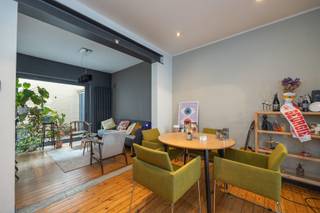 Zalig wonen op ‘t Zuid? Ontdek dit modern appartement met authentieke elementen en terras aan het KMSKA.Het gebouw is gelegen aan de Leopold de...