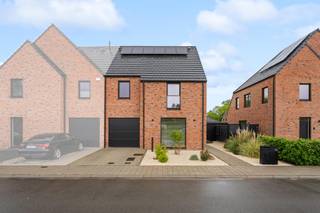 <p>Bent u op zoek naar de perfecte balans tussen een centrale ligging, modern comfort en een sfeervolle, smaakvolle inrichting? Deze recente en trendy 3-gevelwoning uit <strong>2024</strong> biedt het allemaal. Gelegen in de directe nabijheid van scholen en het bruisende centrum, en met een uitstekende verbinding naar de <strong>A12</strong>, geniet u hier van een toplocatie waar mobiliteit en rust hand in hand gaan.</p><p>Dankzij de high-end afwerking, een doordachte indeling en de integratie van een modern <strong>domoticasysteem</strong> is deze woning volledig klaar voor de toekomst.</p><h3>Een sfeervol en warm welkom</h3><p>Bij het betreden van de woning wordt u meteen verwelkomd in de stijlvolle inkomhal met gastentoilet. Doorlopend bereikt u de <em>cozy</em> leefruimte, die warmte en rust uitstraalt—de ideale plek voor een gezellig avondje voor de buis.</p><p>Aansluitend bevindt zich de absolute eyecatcher van het huis: de royale <strong>leefkeuken</strong>. Dit is een ware droom voor elke kookliefhebber. Uitgerust met hoogwaardige toestellen, een ingebouwde <strong>wijnkoeler</strong> en een riant kookeiland, leent deze ruimte zich perfect voor uitgebreid tafelen met vrienden en familie. Wat deze keuken écht uniek maakt, is het panoramische uitzicht op de tuin; een levend schilderij dat in elk seizoen een nieuwe belevenis biedt.</p><p>Praktisch comfort is er ook: de inpandige garage biedt niet alleen plaats voor de wagen, maar fungeert tevens als handige wasplaats en extra berging.</p><h3>Ruimte, comfort en flexibiliteit op de verdiepingen</h3><p>Op de eerste verdieping leidt de nachthal met apart toilet naar drie volwaardige slaapkamers. De <strong>master bedroom</strong> is een luxe suite op zich, compleet met een eigen, op maat gemaakte <strong>dressingkamer</strong>. De badkamer trekt de lijn van hoogwaardige afwerking feilloos door en is voorzien van alle comfort, waaronder een royale <strong>XL-douche</strong>.</p><p>Via een vaste trap bereikt u de reeds geïsoleerde en volledig afgewerkte <strong>zolderverdieping</strong>. Deze doet momenteel dienst als polyvalente ruimte, maar biedt de flexibiliteit om heel eenvoudig omgevormd te worden tot <strong>2 extra slaapkamers</strong> of een riant thuiskantoor.</p><h3>Strakke buitenomgeving</h3><p>Buiten is het genieten in de prachtig aangelegde tuin. De combinatie van de zorgvuldig gekozen beplanting en het strakke terras in <strong>gepolierde beton</strong> geeft het geheel een moderne, architecturale uitstraling en vraagt bovendien weinig onderhoud.</p><h3>De troeven in een oogopslag:</h3><ul><li><p><strong>Bouwjaar 2024:</strong> Volledig up-to-date, energiezuinig en instapklaar.</p></li><li><p><strong>High-end technieken:</strong> Uitgerust met domotica en een slimme, doordachte indeling.</p></li><li><p><strong>Droomkeuken:</strong> Voorzien van luxe-toestellen, wijnkoeler en een groot eiland.</p></li><li><p><strong>Ruimte & Potentieel:</strong> 3 slaapkamers (inclusief dressing) met de mogelijkheid tot 5 kamers dankzij de ingerichte zolder.</p></li><li><p><strong>Toplocatie:</strong> Nabij scholen, centrum en een vlotte verbinding met de A12.</p></li></ul><blockquote><p><strong>Bent u net zo enthousiast als ik?</strong> Laat deze unieke kans niet aan u voorbijgaan en plan vandaag nog uw bezoek.</p></blockquote><p></p>