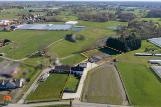 Op een fantastische locatie te Onze-Lieve-Vrouw-Waver bevindt zich deze gerenoveerde woning met 5 slaapkamers op een perceel van 3945 m². U geniet hier van een uitstekende ligging in een groene omgeving met een schitterende bereikbaarheid vlakbij de R6.<br /><br />Benieuwd naar deze exclusieve woning? Klik hier voor een prachtige 3D beleving van de woonst.<br /><br />We betreden de woning via de inkomhal met apart gastentoilet en vestiaire. De lichtrijke leefruimte kan worden ingericht met een gezellige zithoek en aparte eetplaats. Aanpalend bevindt zich de keuken die mooi werd geïntegreerd in het geheel en is voorzien van de meest kwalitatieve toestellen. Via de keuken en leefruimte heeft u daarnaast ook toegang tot het goed georiënteerde terras en de ruime tuin. Via de inkomhal bereiken we de eerste slaapkamer die ook uitstekend kan dienen als bureau -of hobbyruimte. Verder vinden we op het gelijkvloers een wasruimte/berging en een eerste badkamer met inloopdouche, bad en lavabo. Via de nachthal op de eerste verdieping bereiken we 4 slaapkamers en een tweede badkamer, voorzien van een toilet, lavabo en douche.<br />Het bijgebouw achter de woning werd volledige afgewerkt en biedt ruimte tot het inrichten van een extra leefruimte, bureau of hobbyruimte. Verder vinden we hier een derde toilet.  <br /> Tot slot beschikt deze woning nog over een kleine opbergzolder en een garagebox. <br /><br />Dit is een geweldige opportuniteit als u op zoek bent naar een ruime woning met 5 slaapkamers in een groene omgeving te Onze-Lieve-Vrouw-Waver. Contacteer ons op het nummer 0479 13 63 69 voor meer informatie of via info@boonstravastgoed.be<br /><br />Bijzonderheden: <br />- 5 slaapkamers<br />- Uitstekende ligging<br />- Perceel van 3945 m²