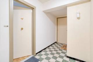 Indeling: Gelijkvloerse verdieping:- gemeenschappelijke inkomhal- traphal en liftenVerhoogde gelijkvloerse verdieping:- inkomhal met een ingemaakte vestiairekast- gedeeltelijk uitgeruste keuken (7,72m²)- woon- en eetkamer (24,10m²)- nachthal- slaapkamer 1 (14,90 m²)- badkamer met douche, toilet, lavabo en voorzieningen voor was en droogmachine (3,84m²)Verdieping -1:- privatieve kelderberging - garage voorzien van een dubbele autostaanplaatsBijzonderheden:- uitstekend EPC label (B)- volledig asbestveilig- netjes onderhouden gebouw met lift - ideaal gelegen nabij het centrum van Hoboken, openbaar vervoer, parken, scholen, winkels...Bent u geïnteresseerd in dit appartement te koop in Hoboken? Aarzel dan niet om contact met ons op te nemen via janice.racaj@dewaele.com of op 03 206 76 73. Wenst u uw eigendom ook te koop of te huur te stellen? We helpen u graag verder. Steeds tot uw dienst om u verder te helpen met al uw vragen over vastgoed!