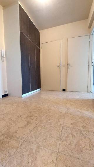 Dit ruim appartement is centraal gelegen aan het centrum van Bredene Duinenmet open zicht op de duinen en pleinen en direct nabij een tramhalte en...