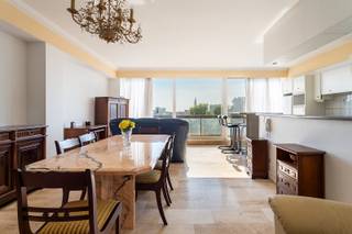 Aan de vernieuwde Leien, vlak bij de iconische Paardenmarkt, bevindt dit appartement zich temidden van alles wat de stad zo levendig maakt. De bruisende mix van het Eilandje, het historische stadscentrum, Park Spoor Noord en de levendige Stadswaag ligt allemaal binnen handbereik. Dankzij de goede bereikbaarheid en de nabijheid van het openbaar vervoer (tram, bus, trein) ben je moeiteloos verbonden met elke uithoek van de stad én daarbuiten. Het appartement is gelegen op achtste verdieping (lift gaat tot de zevende verdieping en de achtste verdieping is dan te bereiken via de trap) en biedt een prachtig zicht over de Antwerpse skyline. Grote raampartijen zorgen voor een overvloed aan zon- en daglicht, wat bijdraagt aan een heerlijk open gevoel. Het appartement werd steeds met zorg onderhouden, maar biedt tegelijk nog ruimte om het geheel naar eigen smaak op te frissen en te personaliseren. De leefruimte biedt meer dan voldoende plaats om een grote zithoek en eetkamer te installeren. Aansluitend vindt u een open keuken die volledig en gebruiksvriendelijk is geïnstalleerd. Aan de achterzijde van het appartement bevinden zich twee volwaardige slaapkamers, waarvan één toegang geeft tot een charmant terras. Daarnaast is er nog een derde kamer, perfect in te richten als bureau, hobbyruimte of logeerkamer. De badkamer bestaat uit een douche, wastafel en een tweede toilet. Epc: 322 kWh/m2, P-score: A, G-score: A, Vg-Wche-Gvkr-Gvv-Gmo.