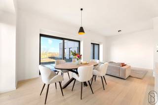 <p>ENERGIEZUINIG APPARTEMENT, afgewerkt met zeer kwalitatieve materialen. Kopen aan 6% btw mogelijk (mits voldoen aan de voorwaarden). Grote terrassen, hoge plafonds, luxe materialen, warmtepomp. Onmiddellijk instapklaar. Indeling: inkom met stalen deur, apart toilet, berging, luxe keuken, ruime gezellige lichtrijke leefruimte, geïnstalleerde badkamer, keuze uit 1 of 2 slaapkamers. Groot terras. Goedgelegen aan de kliniek van Waregem! Prijzen vermeld op de website zijn exclusief kosten. Meer informatie en/of bezoek na afspraak; Immo Beguin - info@immobeguin.be</p>