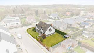 <p><span>Een villa, ideaal voor groot gezin of wie ruimte kan gebruiken voor beroep of hobby<br /></span><span><br />Prijs op aanvraag<br /><br />Deze villawoning werd met liefde bewoond en gebouwd met kwalitatieve materialen.<br />De ruime inkomhal, afgewerkt met een mooie travertinvloer, zet meteen de toon. <br />Links open je de deur naar een grote leefruimte: een gezellige zithoek rond de haard vormt het hart van het huis, met aansluitend plaats voor een lange eettafel. <br />Achterliggend vind je de ruime keuken, met directe toegang tot een zonnig terras. <br />Rechts van de hal zit een apart bureau.<br />Op het gelijkvloers zijn er verder twee grote slaapkamers en een badkamer. <br />Boven wachten nog eens drie ruime slaapkamers, een XL nachthal, een tweede toilet, een zolder en een praktische bergruimte die je makkelijk omtovert tot tweede badkamer.<br />En dan is er nog de volwaardige kelderverdieping onder de volledige woning, met dubbele inpandige garage, wasplaats en meerdere bergruimtes. <br />Ruimte voor je hobby, je materiaal, je zelfstandige activiteit.<br />Op het terras zit je heerlijk in de zon, terwijl de tuin alle ruimte biedt om kinderen te laten ravotten.<br /><br /></span><span>Extra<br /></span><span>/ regenwaterput 3000l<br />/ buitenluiken<br />/ elektriciteit conform<br />/ zonneluifel<br />/ hoger gelegen<br /><br /></span><span>Troeven<br /></span><span>/ heel veel woonruimte<br />/ XL kelder<br />/ kwalitatieve materialen en degelijke constructie<br /><br /><br /></span><span>Disclaimer: sommige beelden werden met AI bewerkt</span></p>