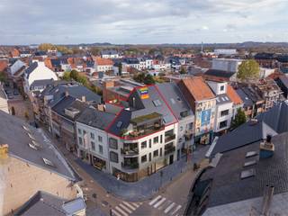 Op de derde verdieping van dit prestigieuze nieuwbouwproject ontdekt u penthouse 3.1: een zeldzame woonparel waar hedendaagse klasse, licht en ruimte samenkomen. Deze residentie biedt met <strong>een royale bewoonbare opp. van 154 m² </strong>een buitengewoon niveau van wooncomfort, op wandelafstand van alle stedelijke voorzieningen en met <strong>oplevering voorzien tegen eind 2026</strong>. Als allerlaatste beschikbare unit binnen het project vormt dit appartement een unieke opportuniteit voor wie op zoek is naar privacy en verfijning in het centrum. De doordachte indeling vertrekt vanuit een lichtrijke, riante leefruimte met een naadloos aansluitende open keuken, die direct toegang biedt tot <strong>een eerste aangenaam terras van ca. 13 m². </strong>Het slaapgedeelte op dit niveau omvat 2 volwaardige, comfortabele slaapkamers, een stijlvol ingerichte badkamer, een afzonderlijk gastentoilet en een praktische berg- en wasruimte. Via de unieke trap bereikt u de royale duplexverdieping van ca. 30 m², een veelzijdige ruimte die zich uitstekend leent als exclusieve mastersuite, bureel met salon of volwaardige derde slaapkamer. Vanuit dit vertrek stapt u op het absolute pronkstuk van de penthouse: <strong>een magnifiek privéterras van maar liefst 34 m², waar u in alle rust en discretie geniet van een ongehinderd zicht boven de stad. </strong>Het app. geniet van alle moderne nieuwbouwtroeven, inclusief een gemeenschappelijke fietsenberging, een lift, en zorgeloze parkeermogelijkheden via een concessie bij het aanpalende Interparking Ninia.<strong>Het commercieel gelijkvloers is verkocht aan een de Christelijke Mutualiteit CM. </strong><strong> Vermelde prijzen zijn exclusief btw en aankoopkosten, met onder bepaalde voorwaarden de mogelijkheid tot aankoop aan het gunstige 6% btw-tarief.</strong>