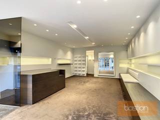 Dit handelspand is gelegen vlakbij het marktplein van Kuurne.Vooraan bevindt zich het winkelgedeelte (42 m²) die tevens dienst kan doen als...