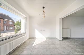 Cette maison récemment rénovée située dans le centre de Meulebeke comprend : hall d'entrée, salle à manger avec cuisine rénovée et...