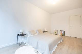 Gesitueerd op enkele minuten van Tour&Taxis vind u dit DUPLEX APPARTEMENT van maar liefst 117m² en 11m² TERRAS. Gelegen op de begane grond in een privatieve steeg van een klein modern gebouw. Inkomhal, 40m² LICHTRIJK WOONKAMER, aparte gastentoilet en eerste berging op de gelijkvloers verdieping. Op de eerste verdieping zijn twee GROTE slaapkamers (14m² & 15m²), 2de berging en ruime badkamer. Super EPC A- met gedeeld gebruik van ZONNEPANELEN en EXTRA HOGE ISOLATIE. Kelder aan te kopen, parking optioneel. Verkoop onderworpen aan registratierechten (12,5%) op de grondwaarde en BTW (21%) op de constructiewaarde. Bezoek nu EXCLUSIEF met TREVI!