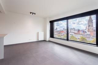 <p>Ce bel appartement d’environ 70 m² (selon le PEB) est situé au sixième étage d’un immeuble à taille humaine sur l’Italiëlei. Idéalement situé au cœur de la ville, à proximité de la Paardenmarkt, de l’Operaplein, du Meir et de la Gare Centrale. Les Leien assurent une excellente accessibilité.<span></span></p>
<p>La pièce de vie bénéficie d’une belle luminosité naturelle grâce à sa grande baie vitrée coulissante. Presque entièrement ouverte, celle-ci prolonge agréablement l’espace de vie et crée une véritable sensation de terrasse couverte, avec une vue dégagée sur la ville en toile de fond.</p>
<p>La cuisine ouverte s’intègre harmonieusement à l’espace de vie et est entièrement équipée d’un réfrigérateur avec compartiment congélateur, d’une plaque de cuisson vitrocéramique, d’un lave-vaisselle et d’un four à micro-ondes combiné.</p>
<p>La chambre se situe au calme, à l’arrière de l’immeuble, et jouxte la salle de bains équipée d’une douche à l’italienne et d’un lavabo.</p>
<p>L’appartement dispose également d’un espace de rangement pratique avec raccordements pour machine à laver et sèche-linge, ainsi que de toilettes séparées.</p>
<p>Une cave privative est incluse dans le prix.</p>