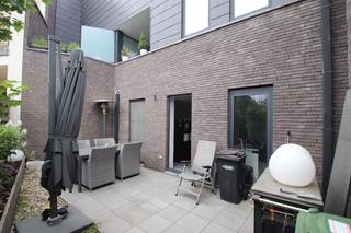 Deze woning is gebouwd in 2017 en het betreft een energiezuinige, kwalitatief afgewerkte & lichtrijke bél-etagewoning met 3 niveau's, 3 terrassen en...