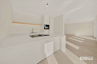 KIJKDAG ZATERDAG 10 OKTOBER (op afspraak).<br />Dit stijlvolle en instapklare appartement met een bewoonbare oppervlakte van 111 m² bevindt zich op de eerste verdieping in de klassevolle residentie NOVA, dat in 2026 volledig werd vernieuwd met kwalitatieve en tijdloze materialen.<br />Indeling: inkomhal, zonnige woonkamer die baadt in het licht, moderne open maatwerkkeuken voorzien van alle toestellen, 3 volwaardige slaapkamers, badkamer met dubbel lavabomeubel, inloopdouche, ligbad en toilet, 2 bergingen waarvan één met aansluiting voor wasmachine, apart toilet en terrassen zowel aan de woonkamer als aan de slaapkamers. <br />Het volledige appartement is voorzien van vloerverwarming.<br />Het appartement is energiezuinig (EPC B), asbestvrij en de elektrische installatie is conform.<br />In de residentie is er een afvallokaal, alsook een ruime gemeenschappelijke fietsenberging met directe toegang tot de straat.<br />Mogelijkheid om een berging bij aan te kopen in het gebouw. Bovendien zijn er in de nabije omgeving nog overdekte autostaanplaatsen te koop.<br />Hoewel de appartementen volledig vernieuwd zijn, gebeurt de aankoop onder het stelsel van registratierechten (GEEN BTW).<br />Aarzel niet om een afspraak te maken en de vele troeven van dit appartement te ontdekken!