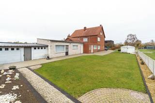 <p>Deze halfopen bebouwing met royale volumes biedt bijzonder veel potentieel voor wie een woning volledig naar eigen smaak wil renoveren. De woning is rustig en groen gelegen, nabij het centrum van Oosterlo en met een vlotte verbinding naar de E313. Gelijkvloers Je komt binnen in een ruime leefruimte van 36 m², ideaal voor een gezellige zit- en eethoek. Aansluitend bevindt zich de zeer ruime keuken van 32,5 m², perfect voor wie graag kookt of veel leefruimte wenst. Achteraan ligt een eerste slaapkamer van 16,5 m² met aparte ingang, geschikt als master bedroom, praktijkruimte of vrij beroep. Verder zijn er een badkamer met ligbad en lavabo, een apart toilet en een ruime berging/technische ruimte. De woning beschikt over een kelder en is overal voorzien van rolluiken. Eerste verdieping Hier bevinden zich drie slaapkamers met aangename afmetingen en veel natuurlijke lichtinval. Zolderverdieping Via een vaste trap bereik je de zolder, die kan ingericht worden als extra slaapkamer of polyvalente ruimte. Buitenruimte Vooraan is er een garage met ruime parkeermogelijkheden. De achterliggende tuin is rechthoekig en onderhoudsvriendelijk, ideaal voor gezinnen.</p><p>Technisch </p><p>- Verwarming op stookolie (recente ketel) </p><p>- Grotendeels vernieuwde PVC-ramen </p><p>- Rolluiken in de volledige woning EPC F </p><p>– renovatieverplichting van toepassing</p><p>Deze woning in Hagelbos 8 is ideaal voor wie veel ruimte zoekt en niet terugschrikt voor een renovatieproject met tal van mogelijkheden.</p><p></p><p>- Grote leefruimte en zeer ruime keuken</p><p>- Vijf slaapkamers</p><p>- Flexibele indeling</p><p>- Rustige ligging in Geel</p><p>- Garage, tuin en veel opslagruimte</p><p>- Veel potentieel</p><p>Interesse? Plan uw bezoek online via onze digitale kalender of neem contact op met Noor Helsen via noor.helsen@copandi.be of +32 471 90 18 10. EPC, keuringen en plannen zijn te downloaden via www.copandi.be</p>