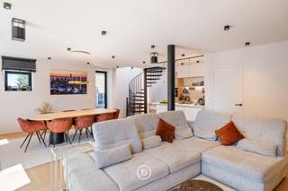 Deze eigendom wordt verkocht via het “Close the Deal”-systeem met een startprijs vanaf € 475.000.<br />Elke kandidaat-koper kan een bod uitbrengen boven deze startprijs tot vrijdag 09 oktober 2026 om 18u00. Bezoeken vinden plaats woensdag 7 oktober tussen 15u en 18u.<br /><br />Deze exclusieve duplex ligt vlak bij de markt van Wemmel en is afgewerkt met veel maatwerk en oog voor detail. Het appartement combineert comfort, ruimte en energiezuinig wonen op een toplocatie. Dankzij het EPC A-label en de warmtepomp met vloerverwarming woon je hier efficiënt en toekomstgericht. In de tweede slaapkamer is al de voorbereiding voorzien voor een extra doucheruimte. In de garage beschik je over een ruime fietsenberging en een private kelder. Het appartement wordt verkocht met een verplichte aan te kopen staanplaats aan € 25.000. Een gesloten garagebox is optioneel bij aan te kopen aan € 45.000.<br /><br />Indeling <br />0: Je komt binnen via een ruime inkomhal met ingebouwde vestiaire en gastentoilet. Van daaruit ga je naar de lichtrijke woon- en eetruimte met veel ingebouwde kasten en een praktische wasberging. De open keuken is volledig uitgerust met een kookeiland en hoogwaardige toestellen. Via de leefruimte heb je toegang tot het zuidwestgericht terras.<br />+1: Op de bovenverdieping vind je 2 slaapkamers. De masterbedroom heeft een grote ingebouwde kastenwand en een inloopdressing achteraan. In de nachthal zijn maatwerkkasten voorzien en een ingebouwd bureau, ideaal voor werk of studie. De lichtkoepel zorgt voor veel natuurlijke lichtinval in de hele ruimte. De badkamer is uitgerust met een ligbad, inloopdouche en toilet.<br /><br />Troeven<br />•energiezuinig<br />•private parkeerplaats, fietsenberging en kelder<br />•veel maatwerk<br />•centrale ligging vlak bij winkels en de wekelijkse markt