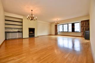 Ontdek dit centraal gelegen appartement in het centrum van Eeklo op de eerste verdieping, met een uitzonderlijk groot volume en een lichtrijke leefruimte die uitnodigt tot ontspannen.
De volledig ingerichte keuken sluit naadloos aan op de leefruimte en biedt toegang tot een ruime berging met wasplaats.
Er zijn twee grote tweepersoonsslaapkamers: één met ingemaakte kasten en directe toegang tot het zeer ruime zuid gerichte terras, de andere met een dressing en eveneens toegang tot het terras.
De badkamer is uitgerust met een dubbele lavabo, badkamermeubel, ligbad met douche en toilet. Daarnaast is er een apart gastentoilet met lavabo.
Gelegen op wandelafstand van het station, winkels, scholen en dienstencentra. Ideaal voor wie ruim, comfortabel en centraal wil wonen. Als kers op de taart kan er een inpandige garage* optioneel aangekocht worden. (info op kantoor).
Wenst u een bezoek te plannen? Neem dan contact met ons op via tel 09/336 16 15 of mail ons via info@vastgoedunicum.be, wij helpen u graag verder!
Virtuele rondleiding:
https://youtube.com/shorts/L-aRe08PbqE