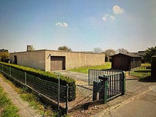 Te renoveren vrijstaande woning op perceel van 2352m² bestaande uit ruime hal + toiletruimte, bureel, 5 kamers, woonkamer, keuken + badkamer/toilet.
Aansluitend garage, berging en binnenpatio naar de slaapkamers.