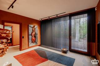 <p><span>Hippe seventies-villa in full retro vibe!</span></p><p><span> </span></p><p><span>Volledig in stijl gerenoveerd én ingericht—hier woon je gelijkvloers in pure 70’s sfeer, met een royale leefruimte vol gigantische raampartijen en heerlijk veel licht. Momenteel ingedeeld met 2 slaapkamers en 2 badkamers, een enorme zolderverdieping en een aansluitend bijgebouw met dubbele garage en atelier. Dit alles op een riant, zuidgericht perceel van ca. 4.700 m², in een rustige residentiële buurt vlak bij het centrum van Kapellen.</span></p><p><span> </span></p><p><span>Gelijkvloers</span></p><p><span>Binnenkomen doe je in een strakke inkomhal met gastentoilet. De leefruimte is één grote open, lichte cocon met uitzicht op het beukenbos. Dankzij de nieuwe doorkijkhaard ontstaat een cozy scheiding tussen zithoek en eetruimte. Aansluitend vind je de unieke, semi-open keuken—retro in look, modern in comfort.</span></p><p><span>De masterunit is pure luxe: een ruime slaapkamer met zicht op de tuin, volledig ingemaakte dressingkasten én een wellness-badkamer met sauna, ligbad, inloopdouche, toilet en dubbele lavabo. Daarnaast is er een aparte dressingruimte.</span></p><p><span>Aan de andere zijde van de inkom bevindt zich de tweede slaapkamer, eveneens met eigen inloopdouche en toegang tot een overdekt terras in de knusse binnentuin.</span></p><p><span> </span></p><p><span>Zolder</span></p><p><span>Via een vlizotrap kom je op een gigantische bergzolder over de volledige woning, met betonnen vloer. De centrale inkomhal biedt de mogelijkheid om een vaste trap te plaatsen—ideaal om deze etage om te toveren tot extra slaapkamers, hobbyruimte of home office.</span></p><p><span> </span></p><p><span>Bijgebouw</span></p><p><span>Het geschakelde bijgebouw (60 m2) herbergt een atelierruimte met aansluitingen voor de wasmachine en een dubbele garage.<br />Dit gebouw kan ook perfect dienen als kantoor, atelier of praktijkruimte aan huis.</span></p><p><span> </span></p><p><span>Tuin</span></p><p><span>Rondom de villa ligt een prachtige, zuidgerichte bostuin met volwassen beuken en veel privacy. Achteraan vind je een groot zonneterras. Tussen de woning en het bijgebouw vormt een afsluitende buitenmuur een sfeervolle binnentuin, een mediterrane patio vibe, maar dan in Kapellen.</span></p><p><span> </span></p><p><span>Bijzonderheden</span></p><p><span>- Originele 70’s villa, volledig in stijl opgefrist.</span></p><p><span>- De villa kenmerkt zicht door de grote raampartijen en de hoge plafondhoogte van meer dan 3 meter</span></p><p><span>- Topligging in een gegeerde residentiële wijk nabij het dorpscentrum.</span></p><p><span>- Zuidgerichte tuin met prachtige bomen.</span></p><p><span>- Grote zolderverdieping met talloze mogelijkheden.</span></p><p><span>- Gekoppeld bijgebouw, ideaal voor kantoor of praktijk aan huis<br />- Bewoonbaar oppervlakte van 278 m2 incl het bijgebouw (60 m2) en excl de zolder (ca. 160 m2).</span></p><p><span>- De living werd onder toezicht van de architect ingericht en mogelijk om mee aan te kopen. </span></p><p><span> </span></p><p><span> </span></p>