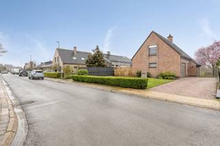 This open building, built in 1990, is located in the Europalaan in Willebroek, a quiet with a wide view, child-friendly residential area near...