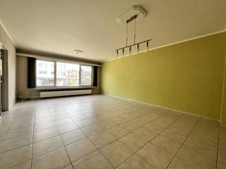 Dit zeer centraal gelegen appartement is gelegen op de eerste verdieping van een kleinschalig en goed onderhouden gebouw zonder lift. Indeling: een inkomhal, een lichtrijke woon- en eetkamer 34m², een aparte ingerichte keuken 7m² uitgerust met een kookplaat met dampkap, een spoelbak, een koelkast, een diepvries, een oven en tal van opbergkasten. Verder is er een badkamer met ligbad met douchestang, een lavabo en aansluiting voor een wasmachine/droogkast en een aparte gastentoilet. Het appartement beschikt over twee ruime slaapkamers (13m² en 12m²) waarvan één kamer toegang verleent tot het achterliggend balkon. Ten slotte heeft u een doorloopkamer geschikt voor dressing of bergkamer. Het appartement wordt wit geschilderd opgeleverd bij intrede. Zeer gunstige ligging, op een boogscheut van winkels, het openbaar vervoer, invalswegen, ...
