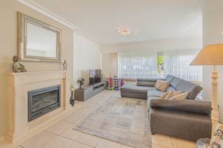 <p>Op zoek naar een halfopen bebouwing met 3 slaapkamers en een ruime garage voor 3 wagens , gelegen in een rustige buurt? Dan is deze woning absoluut een bezoek waard! Bij het betreden van de woning komt u in de inkomhal met gastentoilet. Van hieruit bereikt u de ruime en lichtrijke woonkamer, waar de grote raampartijen zorgen voor een overvloed aan natuurlijk licht. De elektrische haard creëert er bovendien een warme en gezellige sfeer. Aansluitend bevindt zich de vernieuwde keuken, die alle comfort biedt voor dagelijks gebruik. Via de keuken heeft u toegang tot de veranda, die een mooi verlengstuk vormt van de woning en uitkijkt op de aangelegde tuin met een gunstige zuidwest gerichte oriëntatie, ideaal om volop te genieten van zonnige dagen. Daarnaast beschikt de woning over een praktische tuinhuis/bergruimte en een uitzonderlijk grote garage met plaats voor drie wagens &amp; extra opslagruimte voor bijvoorbeeld fietsen, motors,... Op de eerste verdieping bevinden zich drie volwaardige slaapkamers en een badkamer uitgerust met een douche in bad. Alle ramen zijn voorzien van rolluiken. Kortom, een comfortabele en goed onderhouden woning met veel troeven, perfect voor wie rustig en aangenaam wil wonen. De woning is uiterlijk 1 december 2026 beschikbaar. Stedenbouwkundige info: Vg - Wg - Gmo - Gvkr - Gvv Meer info en documenten op www.malines-group.be</p>