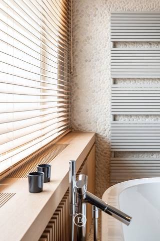 Unique property in the heart of Aalst, where modern design goes hand in hand with classic elegance. On the ground floor of the former factory building, hidden behind a discreet facade, is a breathtaking modern loft with an open (high-tech) kitchen, a cozy living room with fireplace and home cinema. The loft also has a sleeping area on the ground floor with a luxurious bathroom (bathtub, walk-in shower, sink) and a separate toilet. A modern staircase leads to the separate upper space, which can serve as an extra bedroom or office.<br /><br />The upper floors of the house have been renovated with refined taste and attention to detail (authentic staircase, herringbone parquet, beautiful mantelpieces, air conditioning, etc.). This part of the house is currently partly furnished as an office, with its own kitchen and stylish meeting room, but can also serve as a separate living unit. This floor has a separate toilet and a very spacious sun-facing terrace. On the second floor, there are four spacious bedrooms with a bathroom (walk-in shower, double sink, and toilet).<br /><br />A major asset is the exceptional city garden, a true oasis of peace in the middle of the city with a covered bar/lounge area, spacious terraces, a fish pond, and a large versatile outbuilding with three floors, which can be used for all your creative projects (classic cars, art gallery, hobby room, etc.).<br /><br />ADVANTAGES:<br />- central location, yet an oasis of peace<br />- air conditioning<br />- 39 solar panels<br />- (covered) parking options<br />- convenient outbuilding<br />- stylish renovation<br />- possibilities to purchase adjacent property.