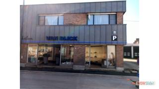 Een ruim appartement op de eerste verdieping bestaande uit een woonkamer, ingerichte keuken, 3 slaapkamers, badkamer, bergplaats, veranda, terras. ...