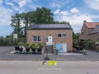 <p><strong>VRIJSTAANDE SPLIT-LEVEL WONING MET 4 SLAAPKAMERS OP EEN PERCEEL VAN 4A82CA OP EEN RUSTIGE LOCATIE TE DILSEN-STOKKEM (LANKLAAR)<br /><br /></strong></p>
<span><strong>TROEVEN<br /></strong>- <span>Gelegen op een rustige locatie nabij de Zuid-Willemsvaart te Lanklaar. <br />- Dichtbij Maasmechelen Village en het Nationaal Park Hoge Kempen. (fietsroutes,wandelpaden,...)<br />- De woning werd grondig gemoderniseerd en voorzien van alle comfort! </span><br />- Elektriciteit is conform!<br />- De woning is uitgerust met het nodige leidingwerk voor radiatoren en het warmtepompsysteem. <br />- Goede EPC-waarde: C-klasse!<br />- Voorzien van alle moderne technieken: laadpaal, 18 zonnepanelen, rolluiken, airco,... <br />- Verschillende terrassen en ruime veranda aan de achterzijde van de woning. <br />- Veel parkeermogelijkheden aan de voorzijde van de woning. <br /><strong><br />KELDERVERDIEPING -1<br /></strong>- Inpandige garage op straatniveau <span>(4,00m x 6,70m = 26,80m²): momenteel ingericht als ontspanningsruimte, automatische sectionaalpoort, elektrische verwarming, maatkast met lavabo, plafondpanelen, raampartijen, dompelpomp put garage, tegelvloer.<br /></span>-Bergruimte onder de trap <span>(1,15m x 0,89m = 1,02m²). </span><br />-Wasruimte (3,77m x 5,21m =19,64m²): muren geïsoleerd, ventilatie, elektrische boiler, aansluiting wasmachine/droogkast, raampartij, tegelvloer. <br />-Bergruimte (3,10m x 4,00m =12,40m²): grondwaterpomp. <br /><strong><br />GELIJKVLOERS 00<br /></strong>- Inkomhal (2,00m x 1,60m = 3,20m²): vestiairekast, steentapijt. <br />- Woonkamer <span>((3,85m x 6,28m) + (1,25m x 4,62m) + (4,20m x 2,50m) =41,76m²): pelletkachel, inbouwkasten, airco, veel natuurlijk lichtinval dankzij de raampartijen, trap naar verdieping 1, trapje naar de keuken en hal, steentapijt. </span></span><br /><span>- Keuken (3,96m x 3,40m = 13,46m²): geïnstalleerd met onder-bovenkasten, spoelbak, combi-oven, stoomoven, wijnkoeler, vaatwasser, koelkast, afzuiging, airco, steentapijt. <br /></span><span>- Hal <span> (0,96m x 9,33m = 8,96m²): luik naar de zolder, steentapijt.</span></span><br /><span>- Badkamer </span><span>(2,79m x 2,10m = 5,86m²): ingericht badkamermeubel met dubbele lavabo, lades, kolomkast, spiegelkasten; inloopdouche, toilet, elektrische verwarming, afzuigventilatie, tegelvloer. <br />- Slaapkamer 1 (2,83m x 2,39m = 6,76m²): inbouwkasten, elektrische verwarming, steentapijt. <br />- Slaapkamer 2 ((2,55m x 2,83m= 7,22m²): inbouwkasten, elektrische verwarming, steentapijt. <br />- Slaapkamer 3 of 2 (3,10m x 3,33m = 10,32m²): inbouwkasten, airco, elektrische verwarming, steentapijt. </span><br /><br /><span><strong>VERDIEPING</strong> <strong>+01 </strong></span><span><br />- Slaapkamer 4 (4,00m x 4,92m = 19,68m²): bereikbaar via houten trap in de woonkamer, airco, dakvenster, inbouwkasten, steentapijt. <br /></span>- Zolder <span>(3,63m x 3,62m = 13,14m²): polyvalente ruimte. </span><br /><br /><span><strong>EXTERIEUR<br /></strong></span>- Veel parkeerplaatsen aan de voorzijde van de woning. <br /><span>- Aangelegde voortuin.<br />- Volledig omheinde tuin.<br />- Terras links 1<span>: zonneluifel, beklinkerd. <br /></span>- Overdekt terras 2 aan de achterzijde met zicht op de achtertuin <span>(2,80m x 9m = 25,20m²).<br />- Terras rechts 3: beklinkerd zonneterras. <br /><br /></span></span><strong>DIVERSE VERNIEUWINGEN | </strong>keuken, slaapkamers, woonkamer, badkamer,.... <br />
<p>Bekijkt u deze advertentie via een aanverwante vastgoedsite, surf dan zeker naar onze website <strong>www.N78vastgoed.be</strong> voor een uitgebreide beschrijving en foto's. <strong>Meer info: +32 (0)89 86 18 88 of info@N78vastgoed.be.</strong></p>
