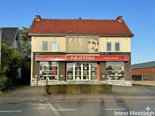 <strong>Royaal appartement (117 m²) met tuin, zuidwest-terras en parkings</strong><br />
<p>Bent u op zoek naar een ruim appartement met de vrijheid van een huis? Dit appartement van 117 m² op de eerste verdieping biedt u veel privacy, een prachtige buitenruimte.</p>
<p><strong>Toegang en binnenkomen,</strong> U bereikt het appartement via een <strong>eigen buitentrap</strong>. Omdat er geen lift en geen gemeenschappelijke hal is, heeft u hier <strong>geen gemeenschappelijke kosten</strong> (geen syndicus). U geniet van volledige onafhankelijkheid. U komt binnen in de inkomhal, die dankzij de praktische ingebouwde kasten direct zorgt voor voldoende opbergruimte.</p>
<p><strong>Leven en koken,</strong> De living is bijzonder ruim en lichtrijk, wat tal van inrichtingsmogelijkheden biedt. Aansluitend vindt u de keuken. Deze is netjes uitgerust, maar wordt aangeboden <em>zonder</em> koelkast, zodat u de vrijheid heeft om uw eigen vrijstaand toestel te plaatsen.</p>
<p><strong>Slapen en baden,</strong> Het appartement beschikt over twee volwaardige slaapkamers. De badkamer is voorzien van een dubbele lavabo en bad met douchescherm, en er is een apart toilet in de hal.</p>
<p><strong>Buitenleven &amp; Tuin,</strong> Aan buitenruimte geen gebrek! U geniet van een ruim terras dat <strong>zuidwest gericht</strong> is – ideaal voor de middag- en avondzon. Daarnaast hoort er ook een tuin bij het appartement.</p>
<p><strong>Parkeren en onderhoud,</strong> Er zijn parkeerplaatsen inbegrepen. <strong>Omdat er geen maandelijkse lasten zijn, staat u zelf in voor het onderhoud van uw 'eigen stukje'</strong>: dit omvat het proper houden van de buitentrap, de directe omgeving ervan en de parkings met bijbehorende groenzone.</p>
<p><strong>Kortom:</strong> Een ideaal appartement voor wie zoekt naar ruimte, geen vaste kosten en graag de handen uit de mouwen steekt om de eigen omgeving groen en netjes te houden.</p>