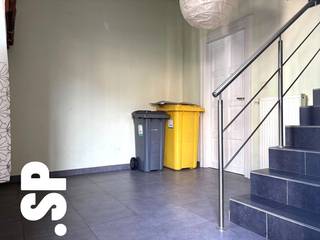 <p>Ruim triplex-appartement gelegen in het centrum van Geel.<br /><br />Het appartement heeft de volgende indeling: ruime inkomhal (tegels) met voldoende ruimte voor het plaatsen van fietsen en een aparte vuilbakkenberging op de gelijkvloerse verdieping.<br />Op de eerste verdieping bevinden zich de eerste slaapkamer met dressing/bureel (parket) en wasplaats (tegels).<br />Op de tweede<span> </span>verdieping bevinden zich de tweede en derde slaapkamer (parket), 2x apart toilet en badkamer (tegels) ingericht met douche, ligbad en dubbele lavabo. De ruime woonkamer (parket) met lichtrijke eetkamer (tegels) grenzen aan de keuken (parket) die geïnstalleerd is met vaatwasser, combi-oven, keramisch kookvuur, dampkap, koelkast en spoelbak. <br /><br />Het gezellig dakterras is te bereiken via de keuken en eetkamer.</p>
<p>- CV = aardgas<br />- EPC = 172 kWh/m²<br />- Geen gemeenschappelijke kosten!<br />- Kleine huisdieren bespreekbaar!<br /><br /></p>
<p><span>Voor bijkomende inlichtingen of een bezoek ter plaatse kan u steeds vrijblijvend contact opnemen met Immo S|P op het nummer 014/59.10.20. of via info@immosp.be.</span></p>