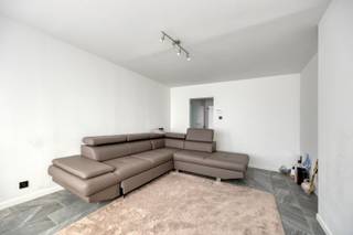 Op zoek naar een ruime gezinswoning of een interessante investering? Deze volledig gerenoveerde woning van a tot z (2024) combineert ruimte, comfort en een uitstekende ligging in Tienen.<br /><br />De woning beschikt over een bewoonbare oppervlakte van 161 m² en omvat 4 volwaardige slaapkamers, een volledig afgewerkte zolder die perfect kan dienen als bureau, hobbykamer of extra leefruimte, 2 badkamers (met bad en douche) en 3 toiletten. Daarnaast is de woning deels onderkelderd en beschikt ze over een praktische achteruitgang naar de Pastorijstraat.<br /><br />Dankzij de renovatie in 2024 is de woning volledig instapklaar. Het EPC bedraagt 329 (label D), waardoor er geen renovatieplicht geldt. De elektriciteit is conform; de eigenaar zorgt nog voor de ontbrekende schema’s.<br /><br />Een extra troef: de woning is momenteel verhuurd aan € 1.311 per maand, waardoor ze ook een interessante opportuniteit vormt voor investeerders.<br /><br />De locatie is zeer goed : nabij winkels, scholen, openbaar vervoer en belangrijke verbindingswegen.<br /><br />Interesse? Plan vandaag nog uw bezoek en ontdek deze veelzijdige eigendom. Contacteer Marie via 0492 64 65 72 of info@ledonimmo.be. Tot gauw ;)