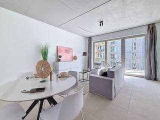 <p><span>CENTRAAL GELEGEN NIEUWEBOUWAPP. MET TERRAS </span></p><p><span> </span></p><p><span>Residentie John Martin is gelegen in de Tulpstraat/Klamperstraat te 2060 Antwerpen. De naam van de residentie is een verwijzing naar de voormalige brouwerij. Een grote troef is de nabijheid van Park Spoor Noord. Een ware oase om te ontspannen, te sporten, te spelen of te genieten in de gezellige zomerbar. Verder bevinden wij ons op wandel- en fietsafstand van Het Eilandje, het bruisende stadscentrum en openbaar vervoer. Tevens begeven wij ons vlot naar verschillende hogescholen en universiteiten. </span></p><p><span> </span></p><p><span>Toegekomen aan deze verzorgde residentie nemen wij de lift naar de tweede verdieping. Het appartement omvat een leefruimte bestaande uit een zit-, een eethoek en een volledig uitgeruste keuken. Via de nachthal met vestiaire krijgen wij toegang tot de badkamer met toilet, de slaapkamer en de berging/wasplaats. Leuk detail is de aanwezigheid van het terras dat grens aan de leefruimte. </span></p><p><span> </span></p><p><span>Troeven op een rij: </span></p><ul><li><span>Centrale ligging</span></li><li><span>Terras als verlenging van de leefruimte</span></li><li><span>Energiezuinig wonen met dank aan de nieuwste technieken</span></li><li><span>Parkeergelegenheid in de ondergrondse garage aan 125,00 euro/maand + mogelijkheid om een berging te huren aan 30,00 euro/maand</span></li></ul><p><span> </span></p><p><span>Wenst u meer info of bent u nieuwsgierig om dit nieuwbouwappartement te ontdekken? Aarzel niet en vraag snel een bezoek aan via <span>info@pillar.estate</span></span><span> of 033 695 695. </span></p><p><span> </span></p><p><span>Tot binnenkort! </span></p><p><span> </span></p>