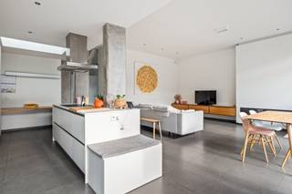 <div><div> <p>Ruime woning met eigentijdse architectuur in het centrum van Wommelgem.</p><p>Deze ruime en lichtrijke woning is centraal gelegen in Wommelgem en werd gebouwd in 2008, met een uitbreiding in 2019. De woning heeft een uiterst verzorgde afwerking en een doordachte indeling. De inkomhal geeft toegang tot de leefruimte met open keuken, uitgerust met een lange kastenwand en kookeiland. Het hoge plafond en de grote raampartijen over de volledige achtergevel zorgen voor veel lichtinval en een directe verbinding met de oostgerichte tuin, die beschikt over twee terrassen en een zonneluifel. Op de eerste verdieping bevinden zich twee slaapkamers van 11 m², bereikbaar via een dressing die ook als thuiskantoor kan dienen. De badkamer is voorzien van een inloopdouche, ligbad, wastafelmeubel en toilet, met ernaast een tweede dressing voor extra bergruimte. De derde slaapkamer van 15 m² bevindt zich op de tweede verdieping en geeft toegang tot een extra zolderberging. Alle slaapkamers zijn voorzien van airco. De inpandige garage doet ook dienst als was- en bergruimte, met ruimte voor de fietsen. Daarnaast is er een oprit met plaats voor een extra wagen. De woning beschikt over centrale verwarming op gas, met een ATAG-ketel uit 2024, gedeeltelijke vloerverwarming en zonnepanelen, geplaatst in 2023. Kortom, een ruime gezinswoning met drie slaapkamers, tuin en garage, gelegen in het centrum van Wommelgem.</p></div> </div>