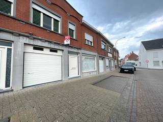 Zeer mooi instapklare woning afgewerkt met kwalitatieve materialen.<br />Bent u opzoek naar een woning waar u zonder zorgen kan intrekken dan is deze prachtige instapklare woning wat u zoekt. <br /><br />Indeling<br />Inkomhal, apart toilet, ruime leefruimte, 2 keukens, badkamer, bergruimte, garage, wasruimte, tuin, tuinberging.<br /><br />1ste verdiep<br />2 ruime slaapkamers, dressing (mogelijkheid voor 3de slaapkamer), badkamer, berging <br />Zolderverdieping mogelijkheid tot extra kamer.<br /><br />Troeven
<ul><li>Instapklaar </li><li>Mogelijkheid tot 3 de slaapkamer </li><li>2 badkamers </li><li>zeer ruime woning</li><li>rustgevende tuin </li></ul>
<br />Neem vandaag nog contact op met uw ERA-makelaar voor een bezoek.<br />