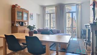 In Brussels, ideaal gelegen in de gegeerde Dansaert-wijk, prachtig appartement met 2 slaapkamers op de 3de verdieping van een karaktervol gebouw. Het bestaat uit een inkomhal, een lichtrijke woon- en eetkamer met volledig uitgeruste keuken, twee slaapkamers waarvan één met toegang tot een terras, een doucheruimte en een balkon aan de voorzijde. Huurprijs €1.250 + €50 provisie voor kosten (water en gemeenschappelijke delen). EPC F. Ideale ligging vlakbij winkels, restaurants, openbaar vervoer en het centrum van Brussel. Zeker een bezoek waard! Beschikbaar vanaf 1 juli.