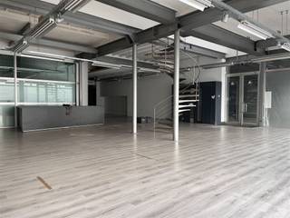 Dit commercieel pand met een totale oppervlakte van ca. 988m² biedt dankzij de open structuur en indeling tal van gebruiksmogelijkheden. Het...